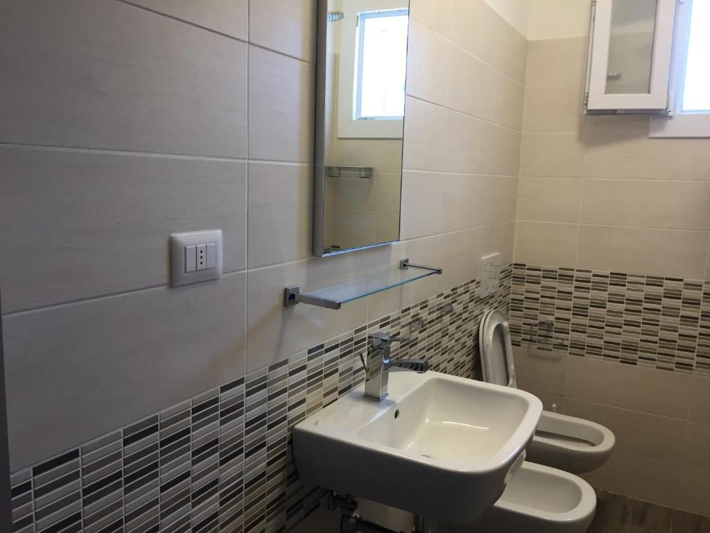 Bagno con lavabo, doccia e sanitari