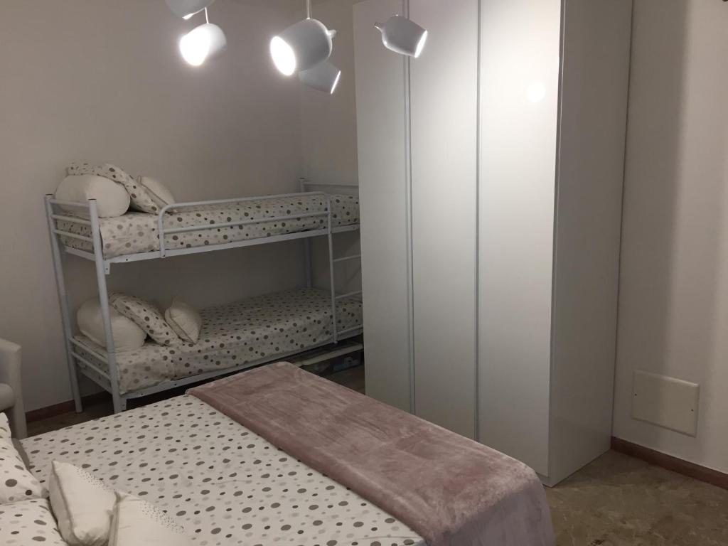 Letto a castello e armadio della camera