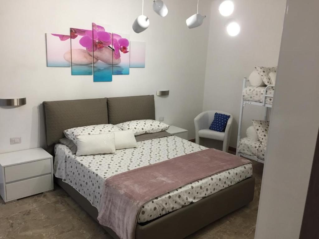 Camera con letto matrimoniale e letto a castello