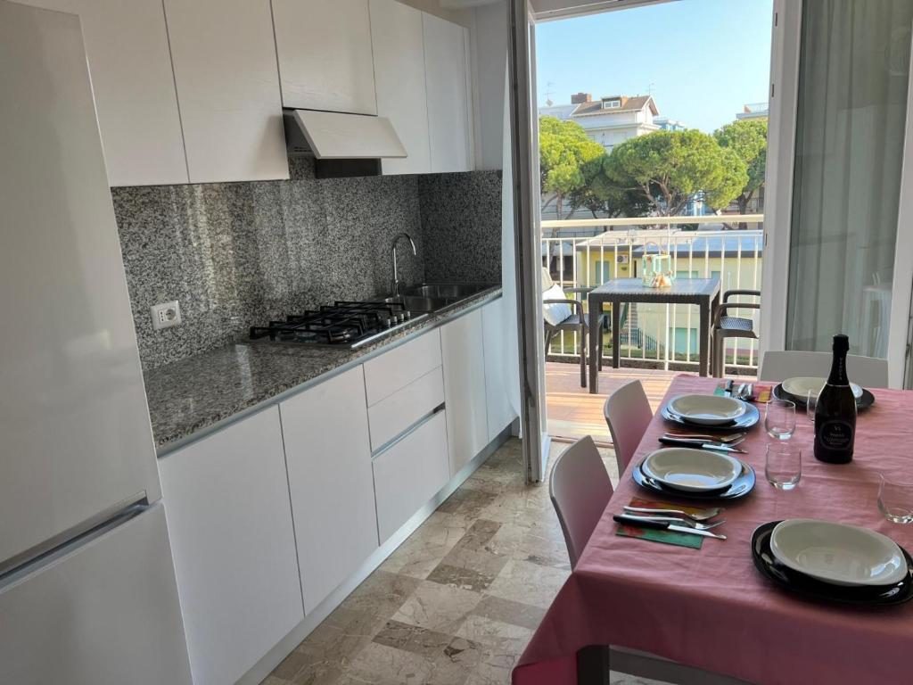 Cucina attrezzata aperta sul terrazzo