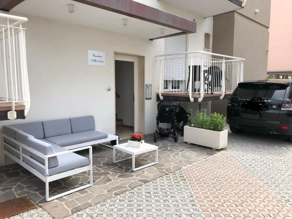 Ingresso del residence con divano da esterno