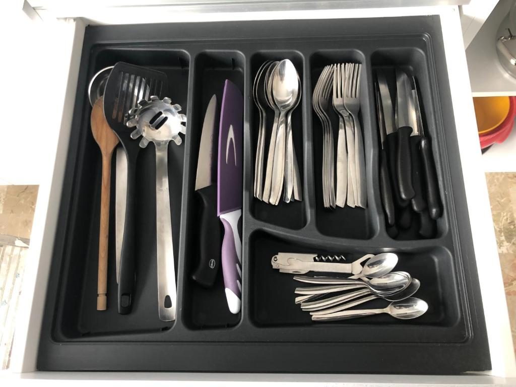Posate e utensili da cucina in dotazione